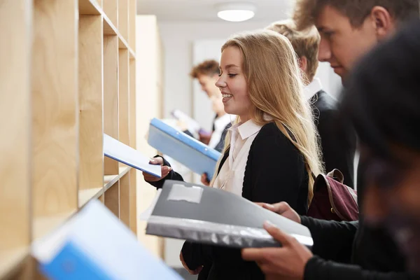 Studenti Adolescenti Che Mettono Libri Dopo Lezione — Foto Stock