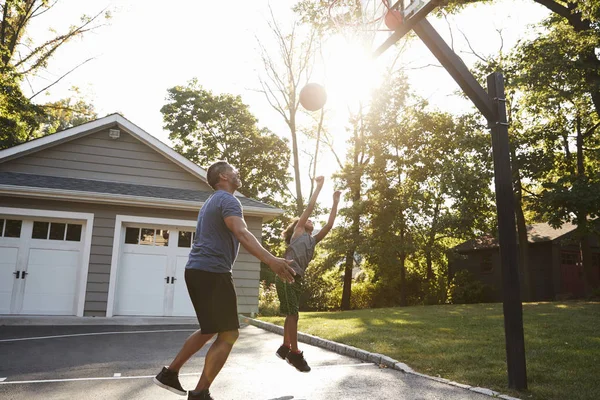 Батько Син Грають Баскетбол Проїжджій Частині Будинку — стокове фото