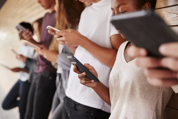 Estudiantes Adolescentes Usan Dispositivos Digitales Campus Universitario —  Fotos de Stock