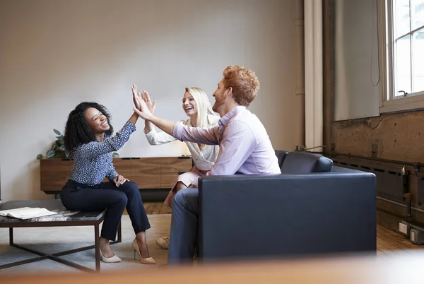 Drie Collega Hoge Vijf Een Casual Werkvergadering — Stockfoto