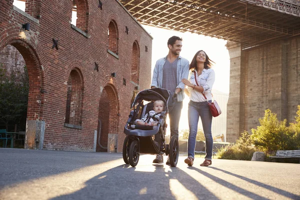 Giovane Famiglia Con Una Figlia Che Cammina Una Strada — Foto Stock