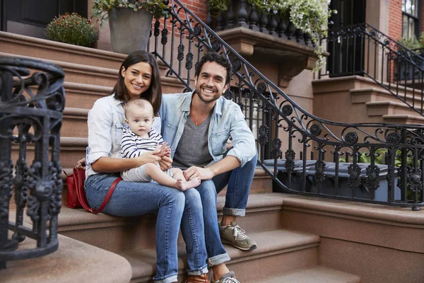 Familia Joven Con Niño Sentado Los Escalones Delanteros — Foto de Stock