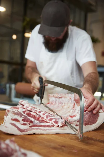 Carnicero Joven Aserrando Carne Una Carnicería Vertical — Foto de Stock