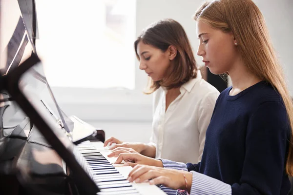 Aluno Feminino Com Professor Tocando Piano Aula Música — Fotografia de Stock