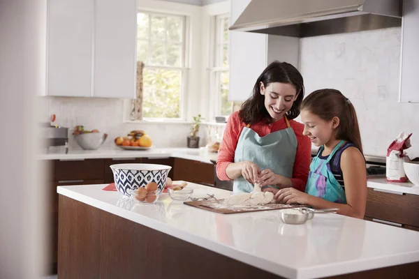 Jüdische Mutter Und Tochter Flechten Teig Für Challah Brot — Stockfoto