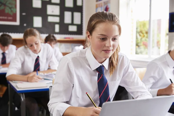 Schülerin Trägt Uniform Mit Laptop Klassenzimmer — Stockfoto