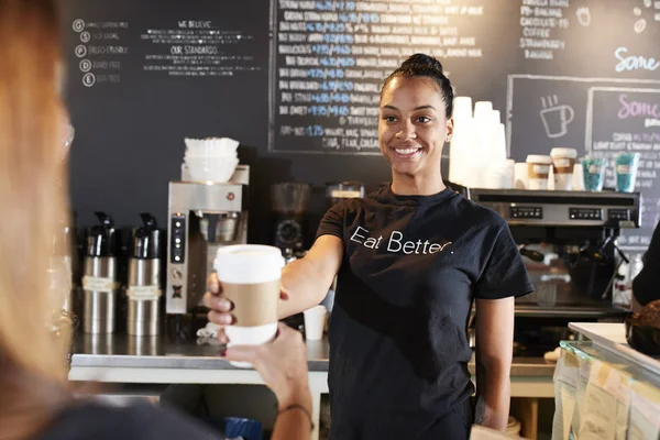 女性バリスタ カフェでコーヒーのテイクアウトと顧客に役立つ — ストック写真
