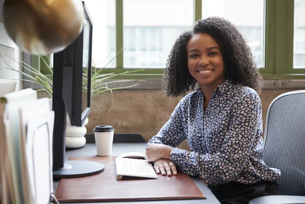 Zwarte Vrouw Bij Een Computer Een Kantoor Glimlachen Naar Camera — Stockfoto