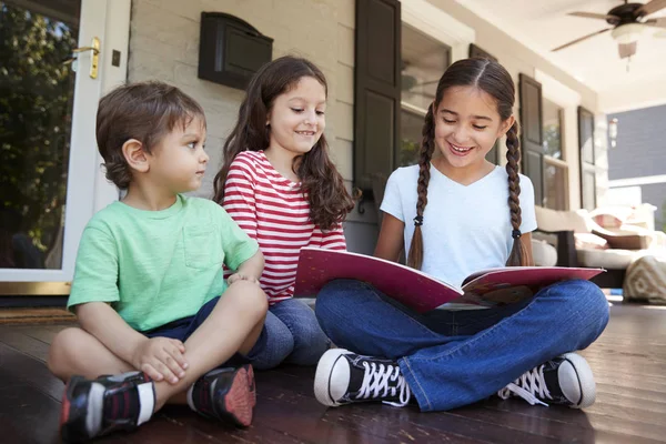 Groupe Enfants Assis Sur Porche Maison Lecture Livres Ensemble — Photo