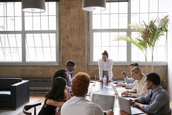 Managerin Spricht Team Bei Vorstandssitzung — Stockfoto