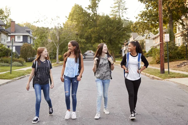 Quattro Giovani Ragazze Adolescenti Che Camminano Strada Tutta Lunghezza — Foto Stock