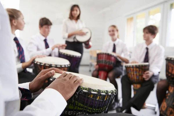 代の学生が音楽の授業で打楽器を勉強 — ストック写真