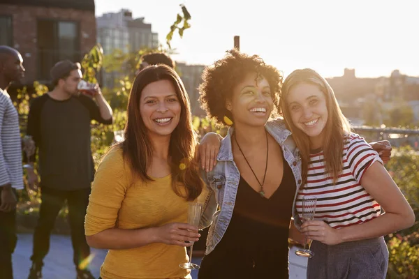 Amigas Una Fiesta Azotea Sonriendo Cámara —  Fotos de Stock