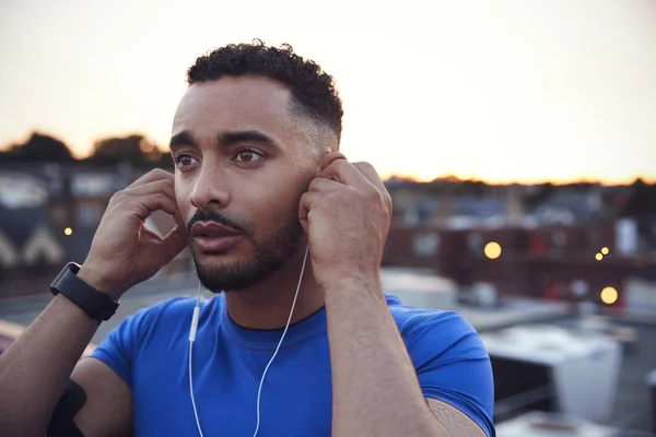 Corredor Masculino Entorno Urbano Ajustando Auriculares Cerca —  Fotos de Stock