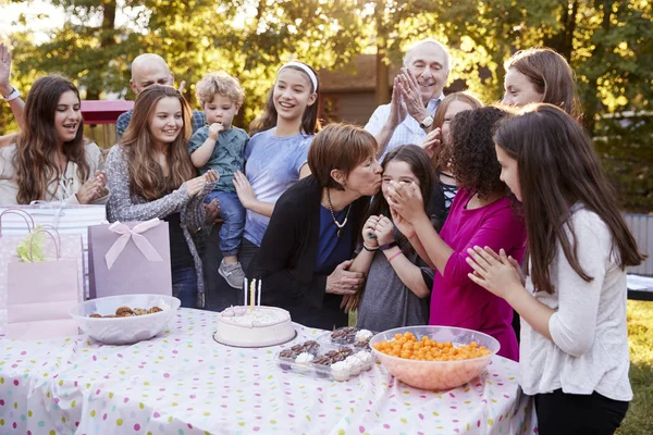 庭の誕生日パーティーで集まった友人や家族 — ストック写真