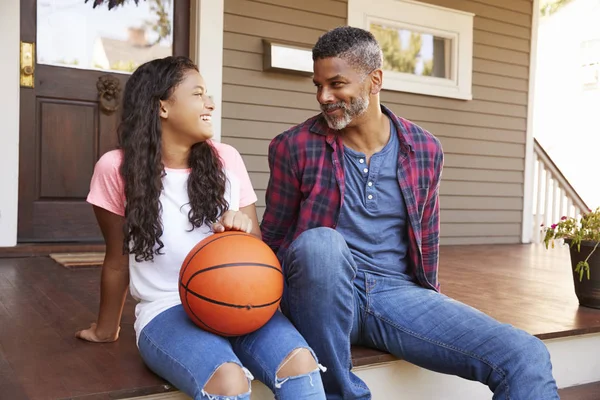 Батько Дочка Обговорюють Баскетбол Ганку Будинку — стокове фото