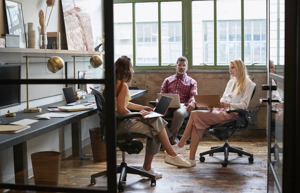 Reunión Del Equipo Negocios Una Cabina Oficina Cerca — Foto de Stock