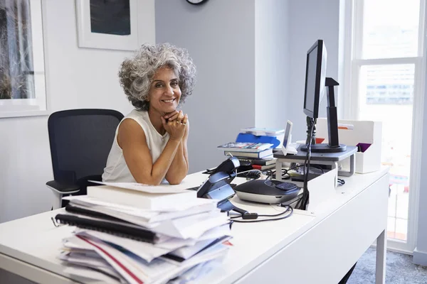 Mulher Negócios Meia Idade Sorrindo Para Câmera Seu Escritório — Fotografia de Stock