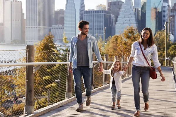 Jeune Famille Avec Fille Faisant Une Promenade Sur Passerelle — Photo