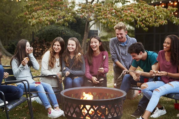 Teenager Freunde Sitzen Eine Feuerstelle Und Prosten Marshmallows — Stockfoto