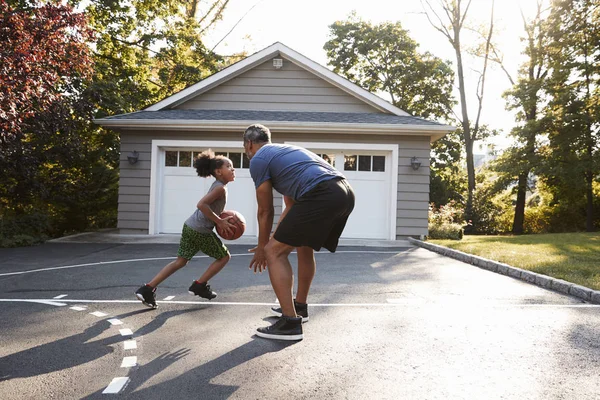 父亲和儿子在家车道上打篮球 — 图库照片