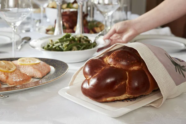 Disporre Mano Piatto Sul Tavolo Apparecchiato Shabbat Ebraico Vicino — Foto Stock