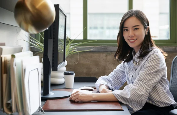 Chinese Vrouw Een Computer Een Kantoor Glimlachen Naar Camera — Stockfoto