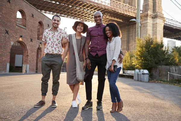 Ritratto Amici Passeggiando Vicino Ponte Brooklyn New York — Foto Stock