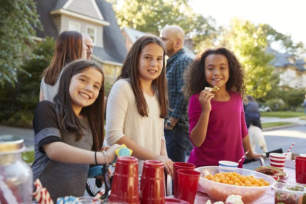 Pré Adolescentes Souriant Caméra Lors Une Fête Bloc Gros Plan — Photo