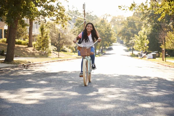 Flicka Ridning Cykel Längs Gatan Till Skolan — Stockfoto