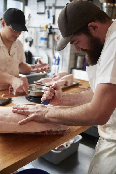 つの肉屋の肉を準備する垂直の精肉店で肉のカット — ストック写真