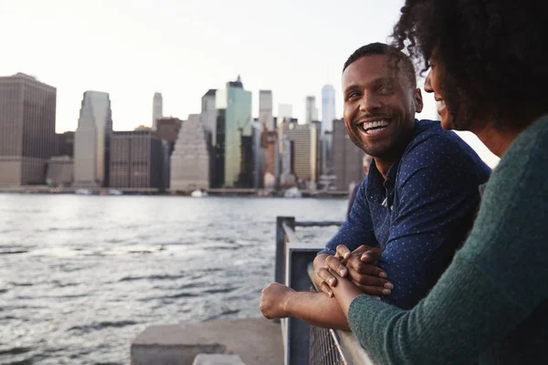 年轻的黑人夫妇站在岸边 侧面视图 — 图库照片