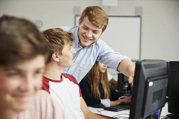 Estudiantes Adolescentes Que Estudian Clase Con Profesor — Foto de Stock