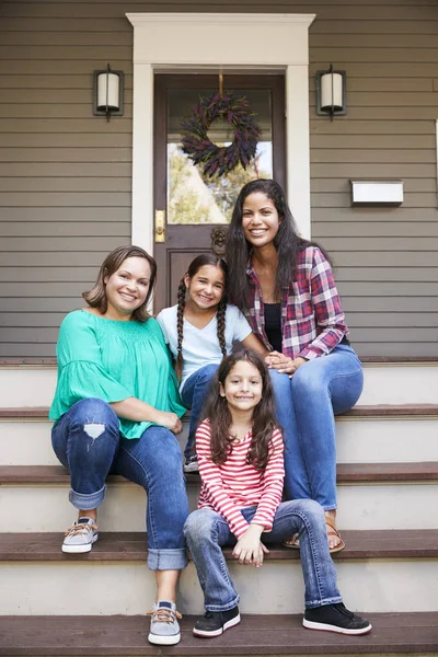 Femme Multi Génération Famille Assis Sur Les Marches Face Maison — Photo