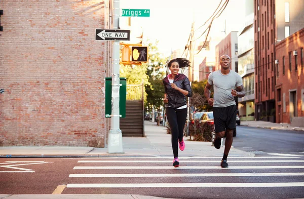 Ung Svart Par Jogging Brooklyn Street — Stockfoto