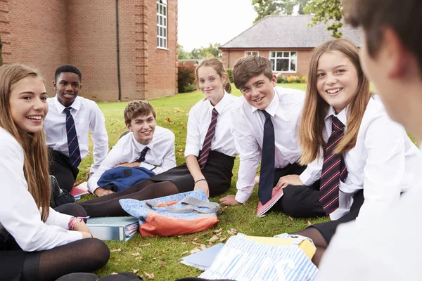 Tiener Studenten Uniform Buitenshuis Werken Project — Stockfoto