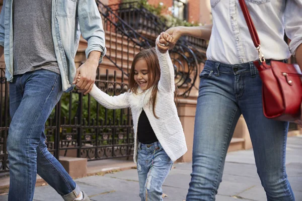 Caddeden Aşağı Yürüyordum Aile — Stok fotoğraf