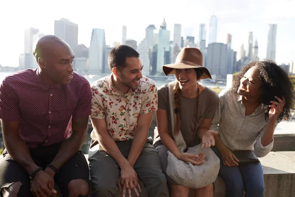 Amici Che Visitano New York Con Manhattan Skyline Sullo Sfondo — Foto Stock