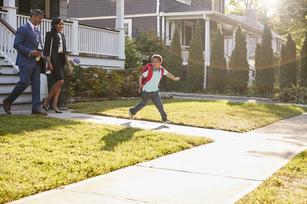 Geschäftsfrau Eltern Laufen Sohn Auf Dem Weg Zur Arbeit Zur — Stockfoto