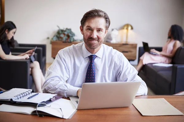 Empresario Usando Portátil Escritorio Sonriendo Cámara — Foto de Stock