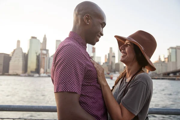 Romantische Jong Koppel Met Skyline Van Manhattan Achtergrond — Stockfoto
