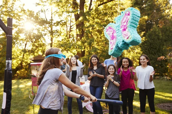 Amigos Ver Pre Adolescente Chica Golpeando Una Piñata Cumpleaños —  Fotos de Stock