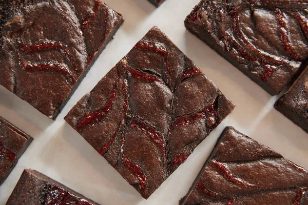 Exibição Brownies Redemoinho Framboesa Recém Assados Cafeteria — Fotografia de Stock