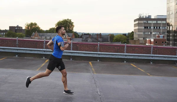 Joven Atleta Masculino Corriendo Una Carretera Vista Lateral —  Fotos de Stock