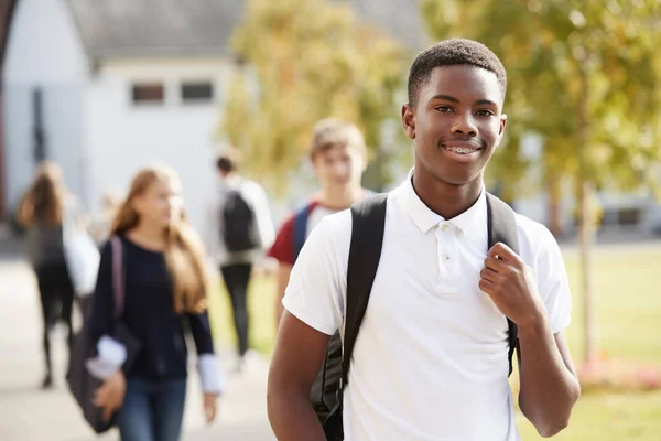 Férfi Tizenéves Diák Járkálni College Campus Portréja — Stock Fotó