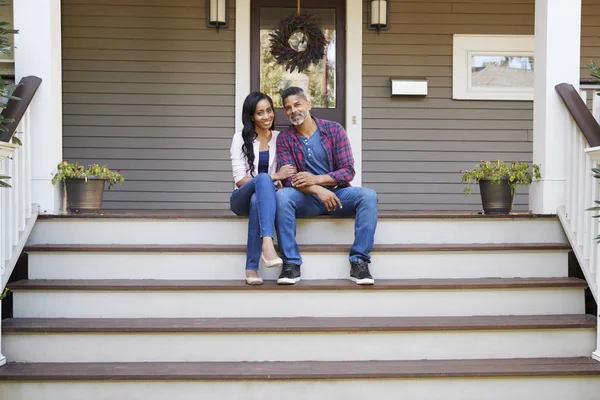 Paar Sitzt Auf Stufen Die Zur Veranda Des Hauses Führen — Stockfoto