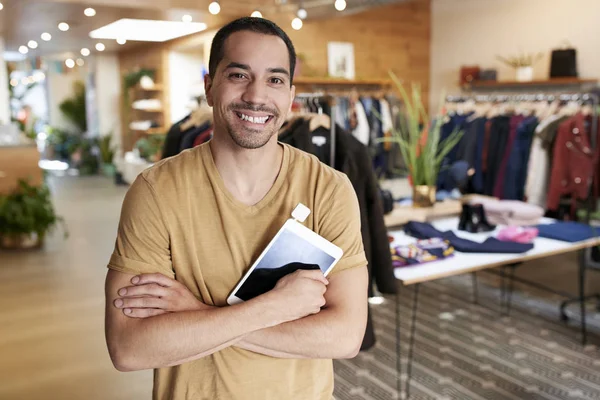 Hombre Con Tablet Sonriendo Cámara Una Tienda Ropa — Foto de Stock