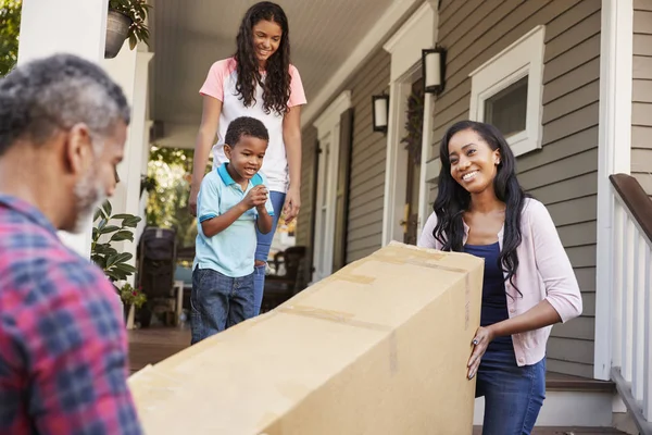 Família Transportando Caixa Grande Compra Casa — Fotografia de Stock