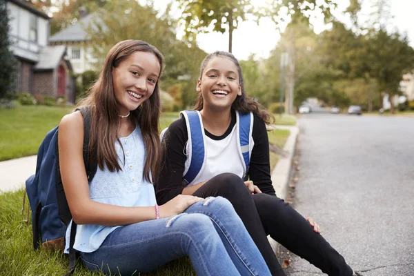 Due Ragazze Adolescenti Siedono Sul Ciglio Della Strada Guardando Fotocamera — Foto Stock