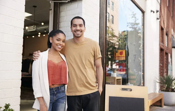 Jovem Casal Hispânico Sorrindo Para Câmera Fora Sua Loja — Fotografia de Stock